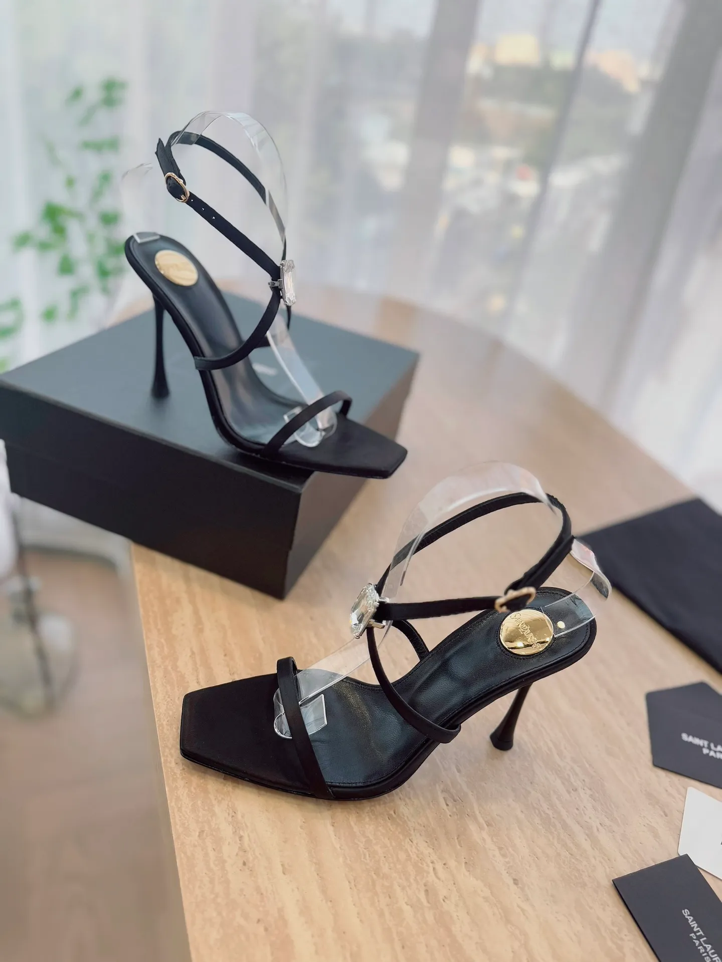 👟👟Ex-factory price 520👟👟 High version "SAINT LAUREN*" Saint Laurent YSL 25ss/spring and summer new catwalk style large rhinestone high-heeled shoes and sandals. Only YSL understands women's hearts best and does not accept refutation. It is a super invincible feminine artifact and a must-have for women (z-product full-body customization, own molded hardware accessories, perfect consistency). Compare the differences between pictures and goods on the market. ✔Upper: Customized imported calf patent leather/silk ✔Lining: Imported 🐑sheep leather ✔Sole: Imported genuine leather outsole ✔Heel height: 10.5cm ✔Number of yards: 35-39 (40 can be customized and non-returnable) (Full set of packaging)